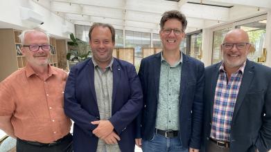 Geschäftsleiter Hans Peter Rüttener (links) und Genossenschaftspräsident Michael Arndt (rechts) freuen sich auf die Zusammenarbeit mit Florian Rexer und Andreas Müller von der Agentur «IDEEN HOCH ZWEI».