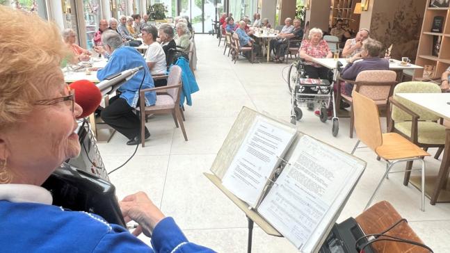 Akkordeon und Alphorn im Café Dorfplatz
