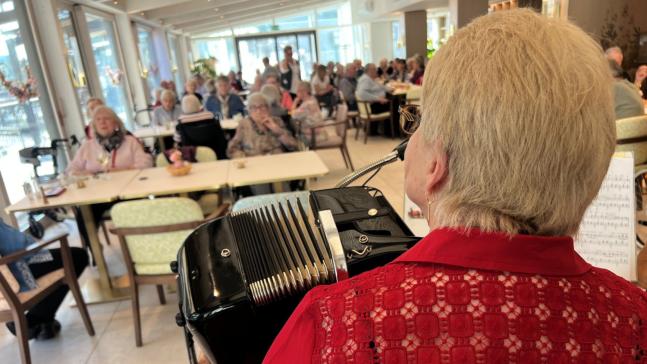 Akkordeon und Alphorn lockten das Publikum