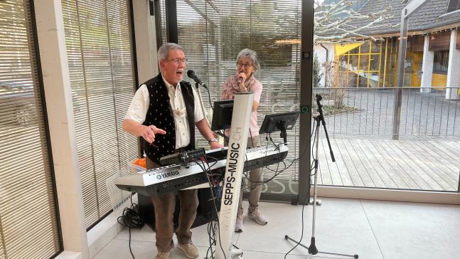 Lüpfige Musik und beste Stimmung im Café Dorfplatz