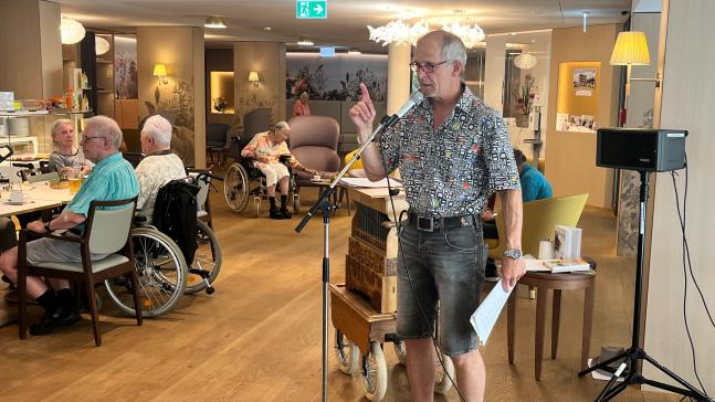 Wortwitz, Musik und Tiefgang im Café Dorfplatz