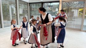 Volles Haus beim Auftritt der Kindertanzgruppe Schwaderloh